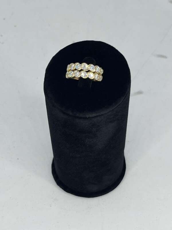 Añillo de oro de 18k con 2 líneas de diamantes con un total de +/- 2.24Cts, peso: 7,75Gr. Talla: 54. - Image 2