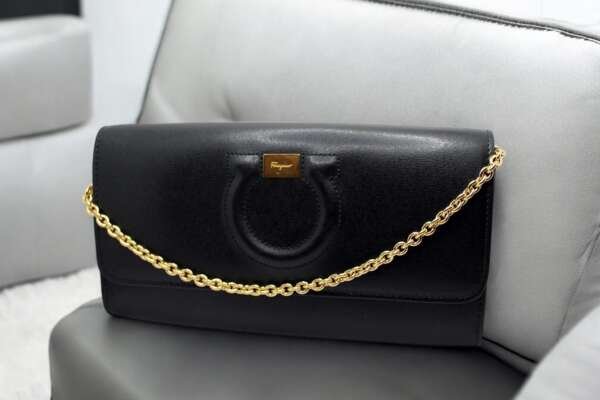 Bolso de cuero Marca: SALVATORE FERRAGAMO, Modelo: Wallet on Chain.